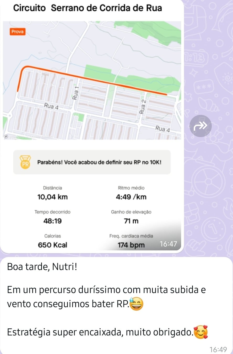 Print de corrida de 10,04 km e mensagem: em um percurso duríssimo com muita subida e vento conseguimos bater RP. Estratégia super encaixada, muito obrigado.
