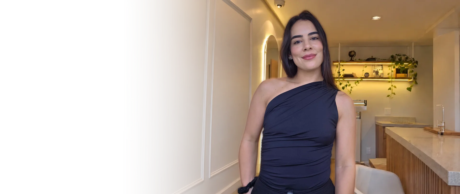 Rayanne Fonseca em seu consultório, em retrato com enquadramento amplo